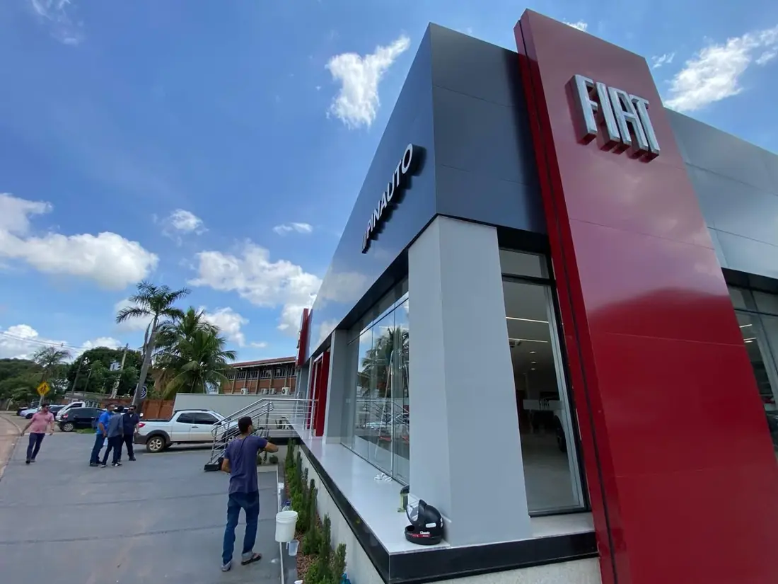 Fachada da concessionária FIAT Pinauto construída pela Raccari em Porangatu